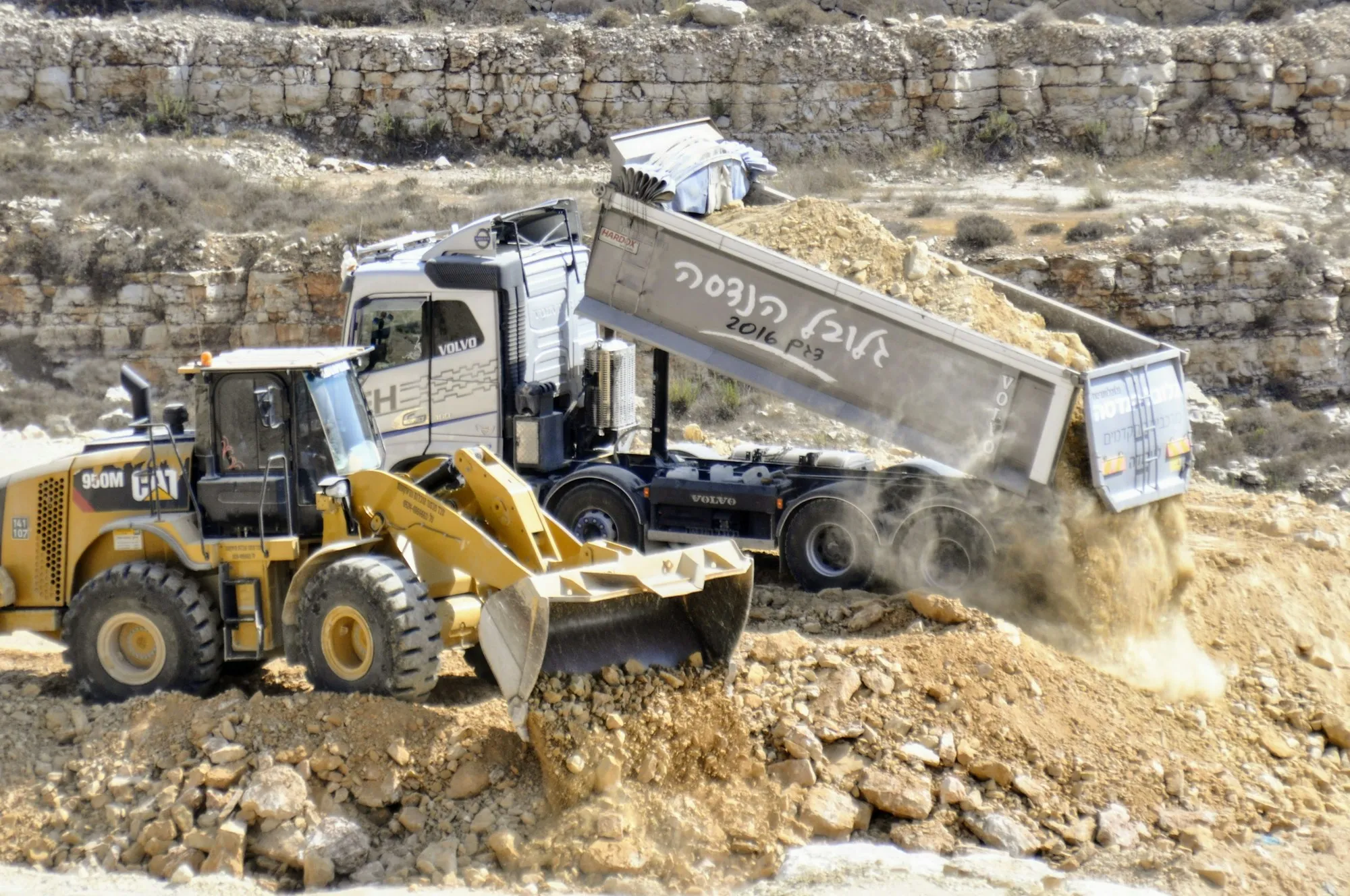 Camion benne évacuant des terres sur un chantier, illustrant les travaux d'une entreprise de dépollution des sols
