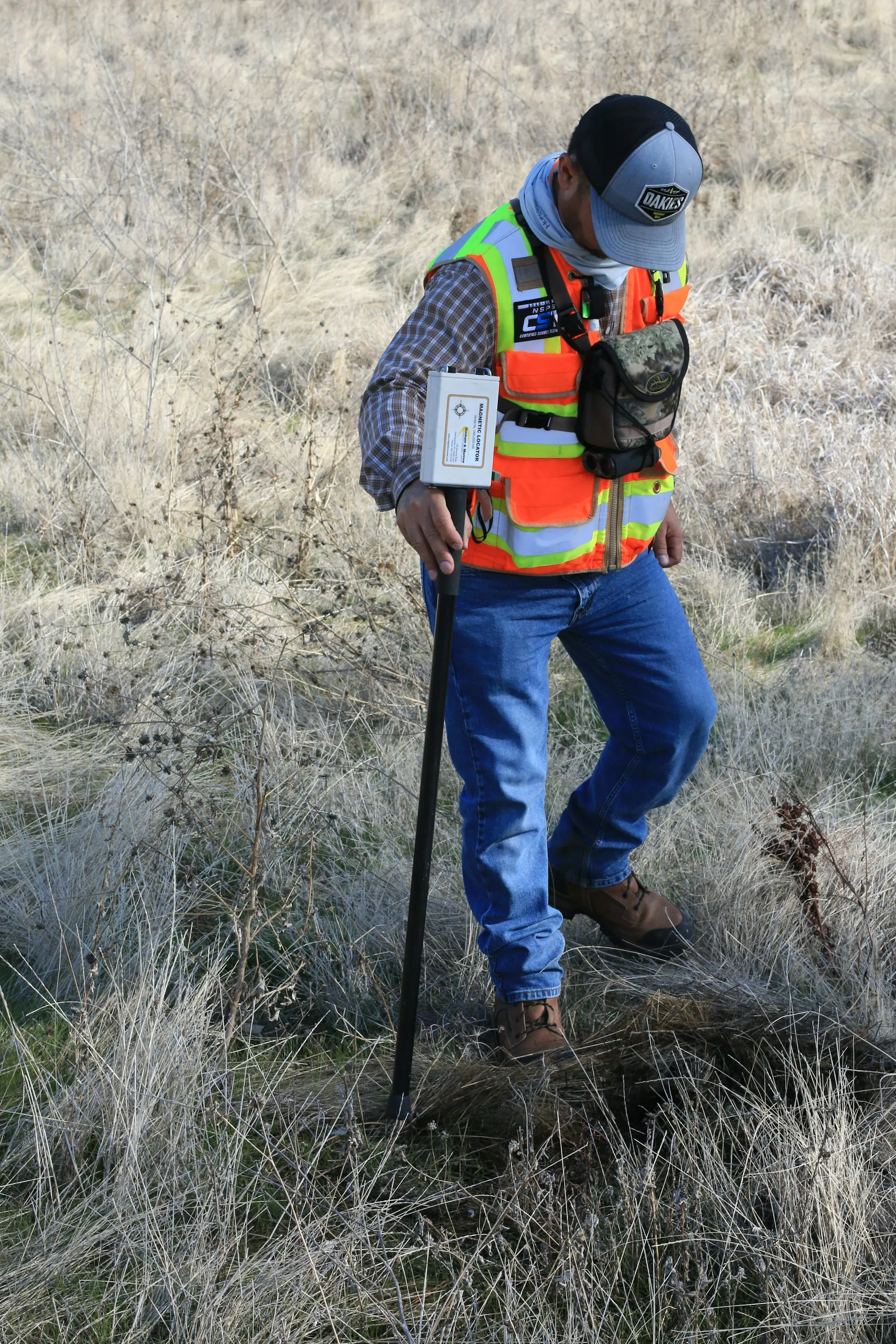 Technicien en tenue de protection lors d'une intervention de terrain pour diagnostic de pollution des sols